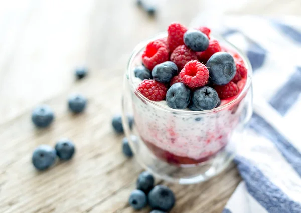 Десерт из йогурта с семенами чиа, малиной и черникой — стоковое фото