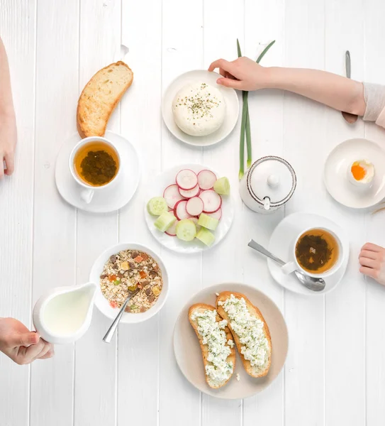 Familjen äter frukost, rostat bröd med keso, topview — Stockfoto