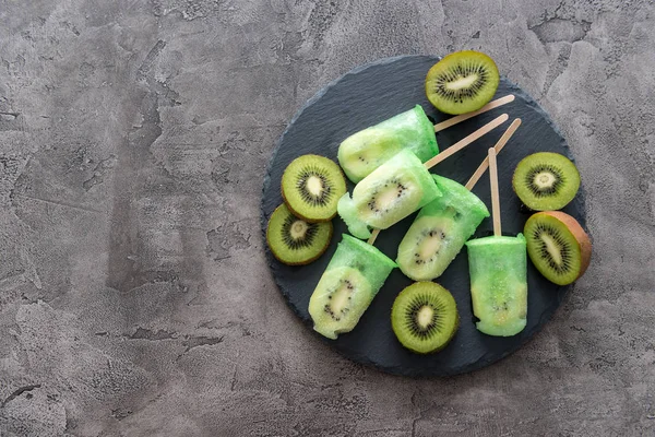 Homemade ice cream with kiwi, topview — Stock Photo, Image