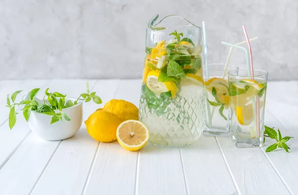 Limonada e ingredientes para a sua preparação — Fotografia de Stock