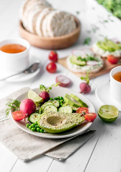 Fladenbrot mit Avocado und Raddish, Tasse Tee — Stockfoto