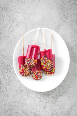 Frenk üzümü, ahududu, TOPVIEW ile yapılan serpilir popsicles