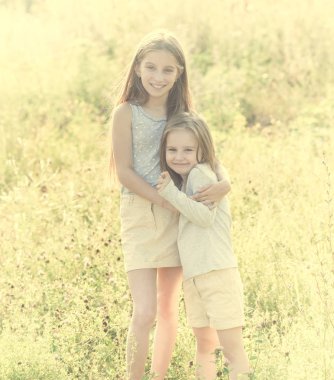 kardeş kardeş her alanında sarılma