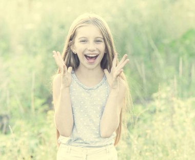 Sevimli genç kız çekici gülümseme papatyalar malzeme çekme ile