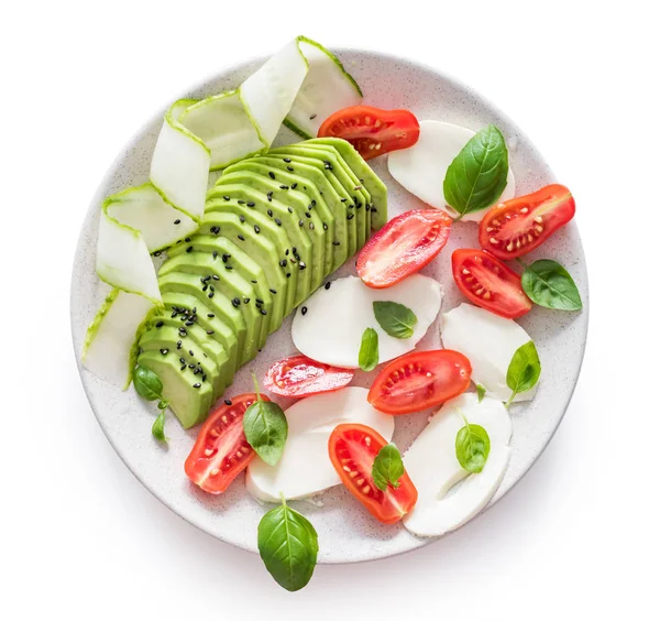 Salat Caprese mit Büffelmozzarella und geschnittenen Tomaten, Avocado und Gurke — Stockfoto