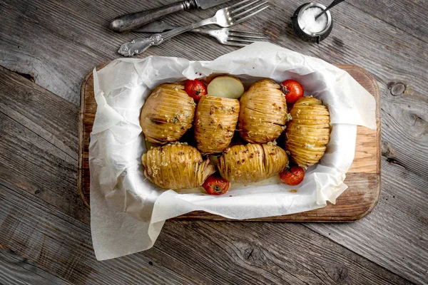 Golden baked potatoes with tomatoes, topview — Stock Photo, Image