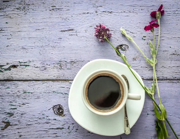 Daisies and clover, black coffee, copyspace, topview — Stock Photo, Image