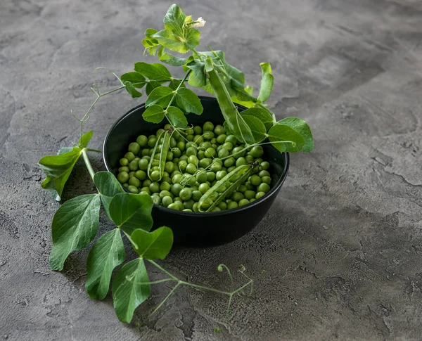 Rustikale Schale mit grünen Erbsen, natürlich angebaut — Stockfoto