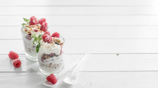 Granola con yogur y frambuesa —  Fotos de Stock
