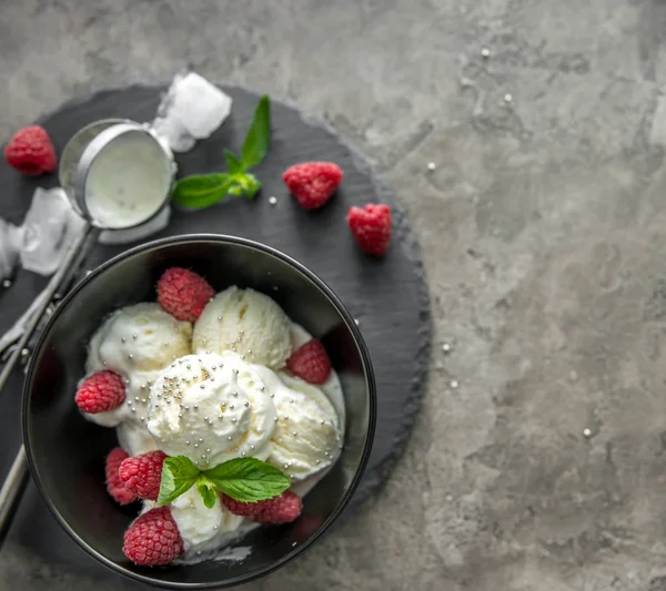 黒 piala をにて、ラズベリー アイス クリーム — ストック写真
