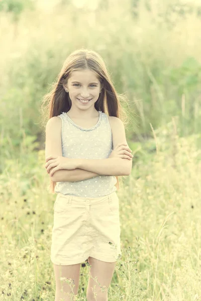 Aranyos tizenéves lány bájos mosollyal — Stock Fotó
