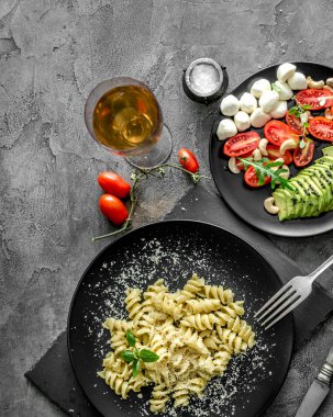 vejetaryen yemek: sebze ve parmesan peyniri ve otlar ile makarna