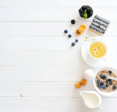 Fitness Kahvaltı: meyveler ve meyve, yumurta ve çay ile granola.