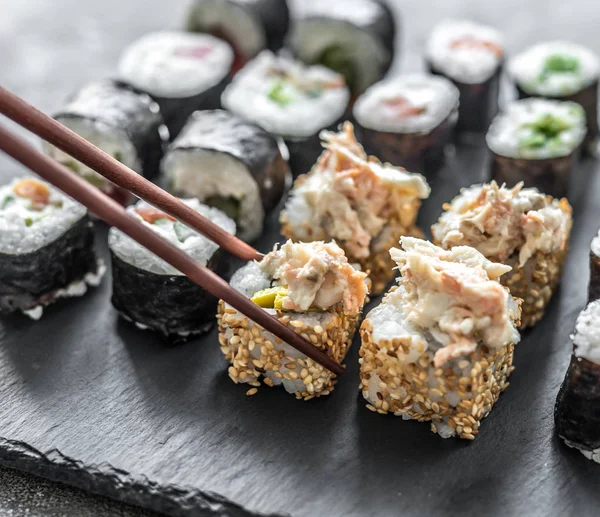 Sushi na obdélníkové desce — Stock fotografie