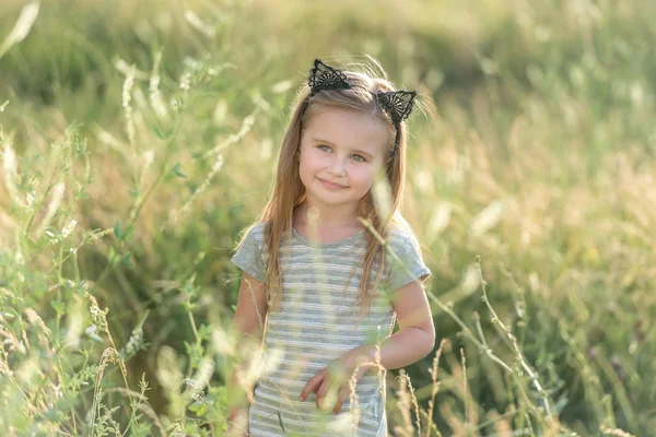 Pequena menina feliz ao pôr do sol — Fotografia de Stock