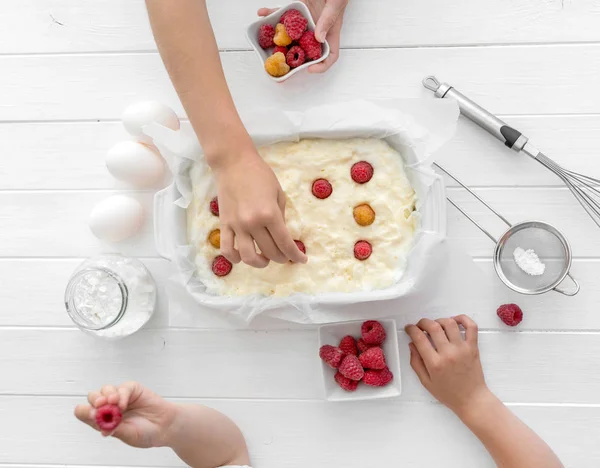 Children decorate the cottage cheese casserole — Stock Photo, Image