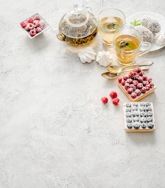 Frühstück mit einer Vielzahl von Kuchen, Beeren und Tee — Stockfoto