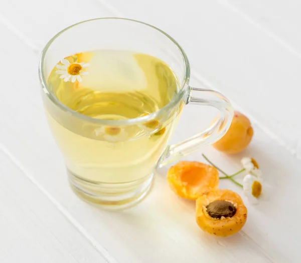Herbata rumianek z morelami — Zdjęcie stockowe