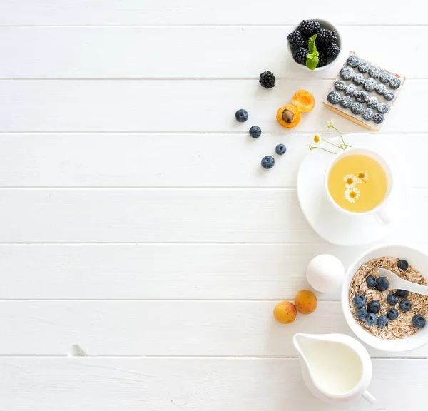 Fitness frukost: müsli med bär och frukter, ägg och te. — Stockfoto