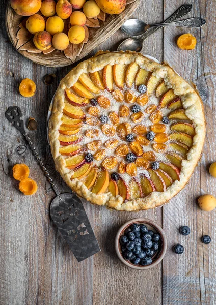 Абрикосовий торт або пиріг зі свіжими фруктами — стокове фото