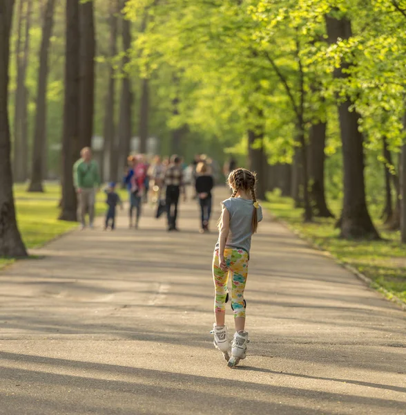 Adolescente chica patinaje en parque en primavera —  Fotos de Stock