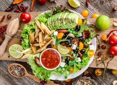 Vejetaryen yemek - patates kızartması ve taze sebze salatası