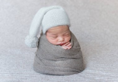 bir şapkalı yeni doğan çocuk uyku