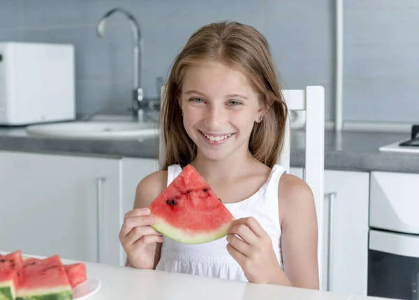 Linda menina come uma melancia na cozinha — Fotografia de Stock