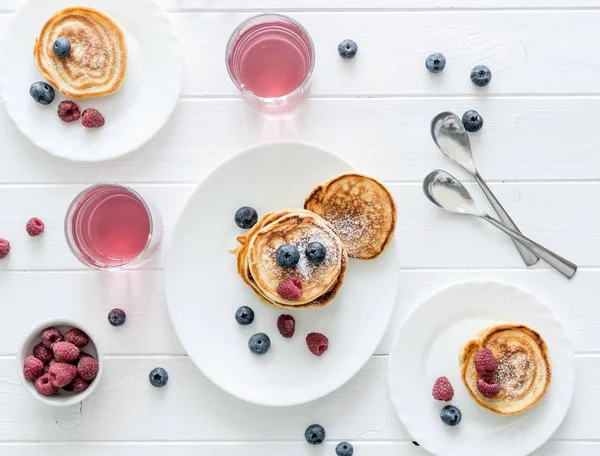 Buñuelos caseros con frambuesas y arándanos — Foto de Stock