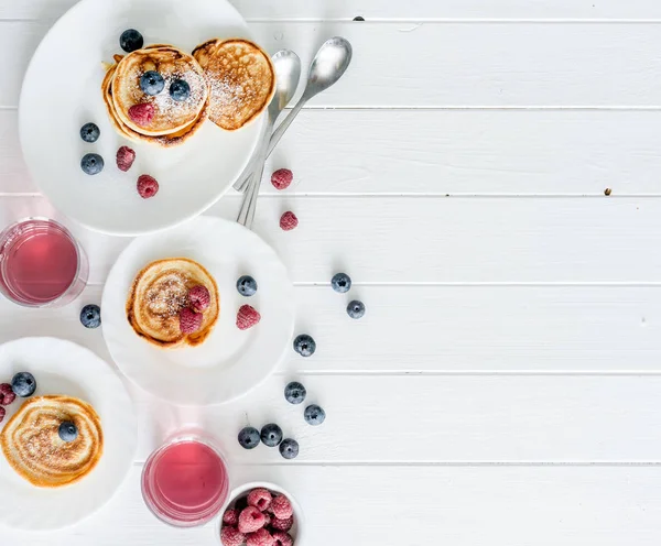 Homemade fritters with raspberries and blueberries — Stock Photo, Image