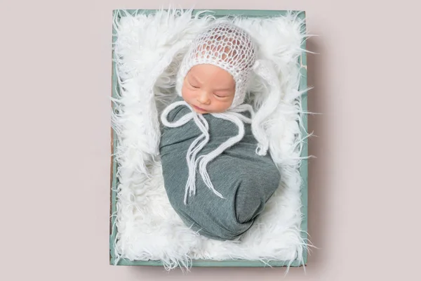 Slapen van de pasgeboren jongen in het vak — Stockfoto