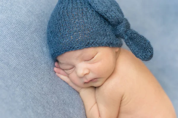 Sover nyfödda pojke i en hatt — Stockfoto
