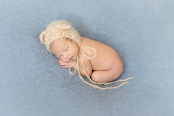 Slapen van de pasgeboren jongen in een hoed — Stockfoto