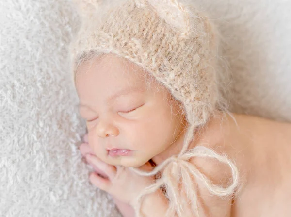 Menino recém-nascido adormecido em um chapéu — Fotografia de Stock