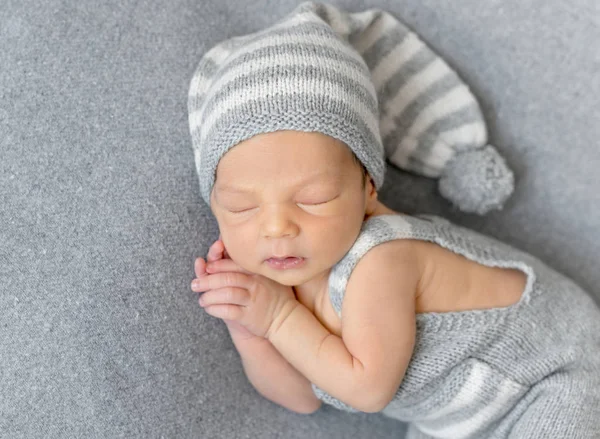 Dormir nouveau-né garçon dans un chapeau — Photo