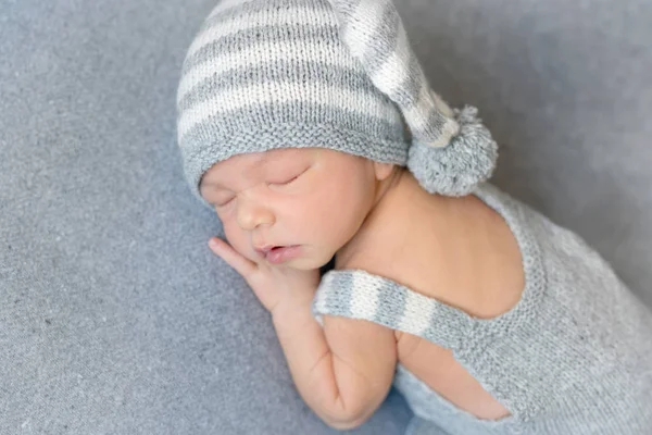 Slapen van de pasgeboren jongen in een hoed — Stockfoto