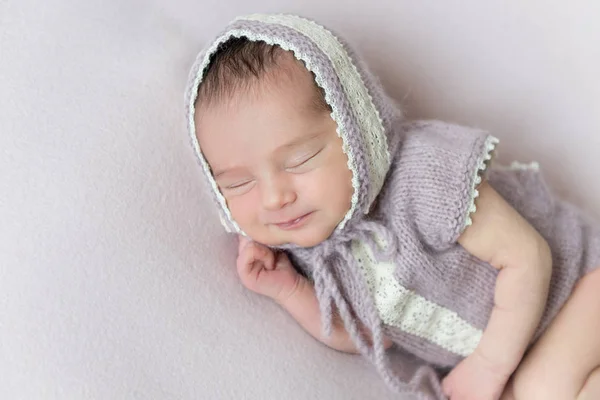Dolce bambino appena nato addormentato — Foto Stock