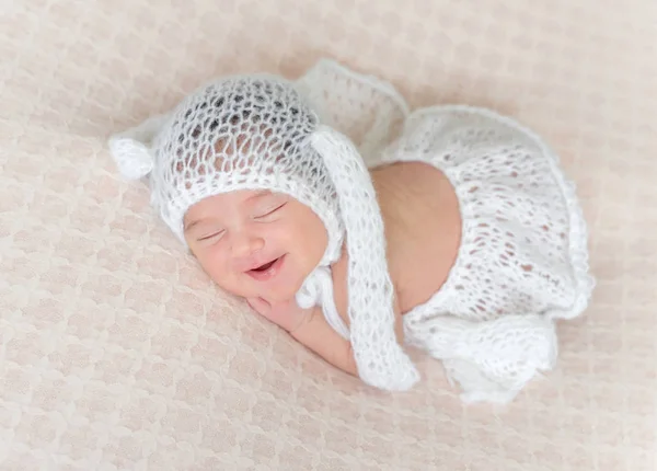 Сладкий спящий новорожденный — стоковое фото