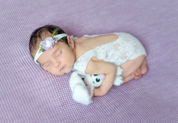 Söt sovande nyfött barn — Stockfoto