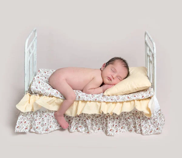 Süßes schlafendes Neugeborenes — Stockfoto