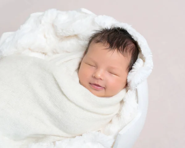 Doce bebê recém-nascido adormecido — Fotografia de Stock