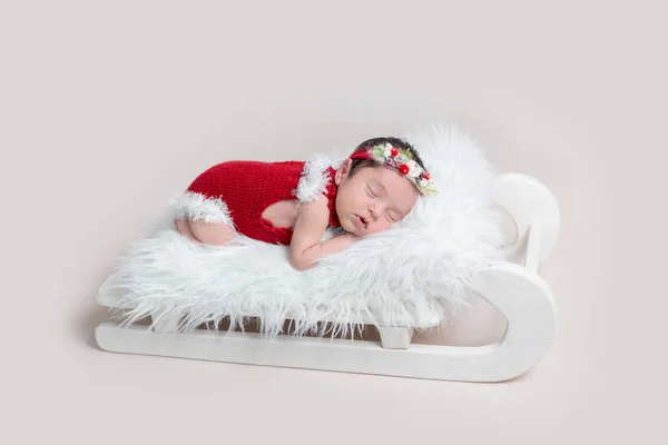クリスマス ロンパーで素敵な新生児女の子 — ストック写真