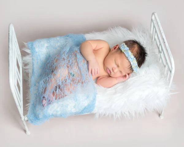 Сладкий спящий новорожденный — стоковое фото