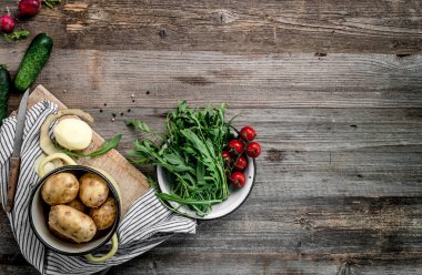 Taze roka, domates, soyulmuş patates hasat