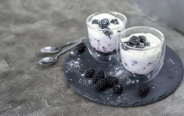 Yoğurt böğürtlen ile gelen tatlı