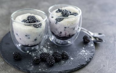 Yoğurt böğürtlen ile gelen tatlı