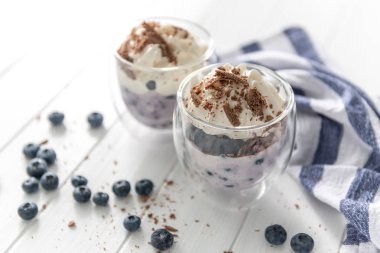 Yoğurt yaban mersini ve çikolata ile gelen tatlı