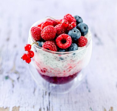 Yoğurt chia tohum, ahududu ve yaban mersini ile gelen tatlı