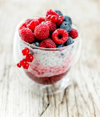 Yoğurt chia tohum, ahududu ve yaban mersini ile gelen tatlı