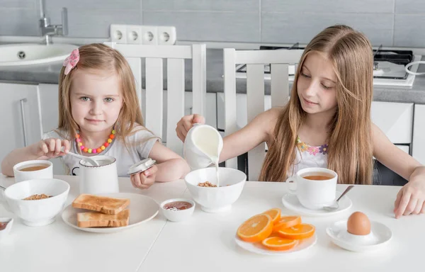 Due belle sorelle mangiare colazione sana — Foto Stock